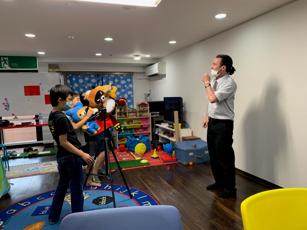 移転後の初ショータイム！ / 千葉市中央区、子供英会話、ミッキーキッズ英会話